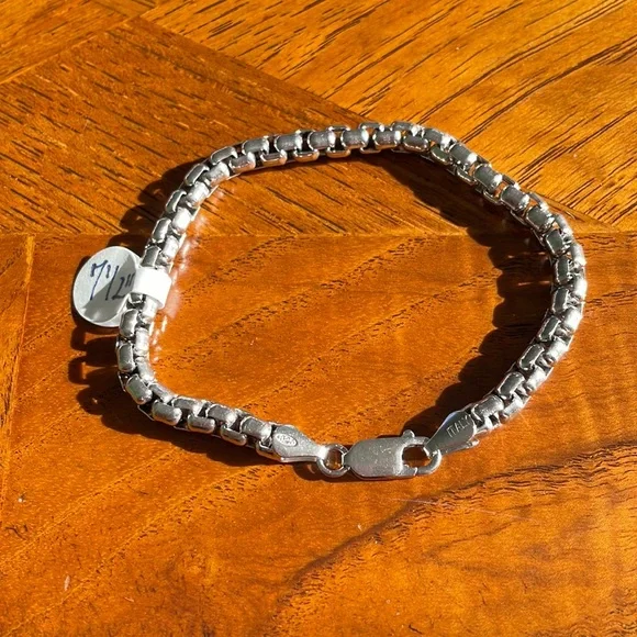 Rhodium Round Box Hollow - Picture 2 of 2